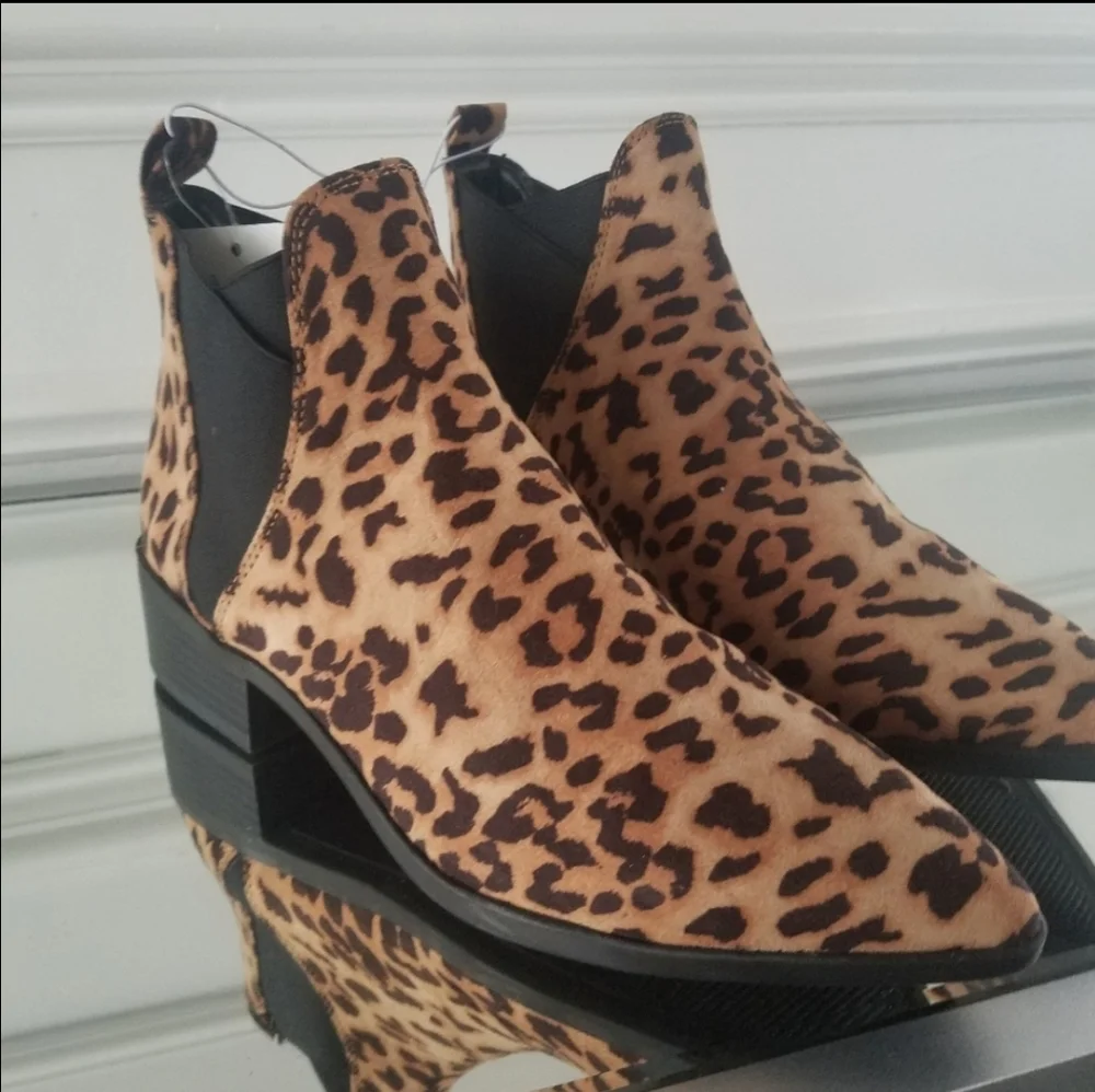 Pointed toe Micro Suede leopard print ankle boots